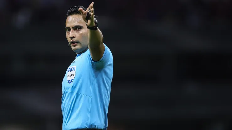 Árbitro Said Martinez. (Photo by Manuel Velasquez/Getty Images)