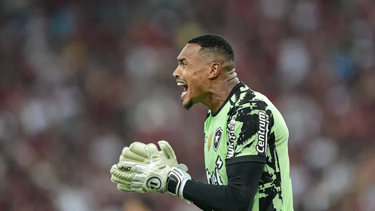 John goleiro do Botafogo durante partida contra o Flamengo no estadio Maracana pelo campeonato Brasileiro A 2025. Foto: Thiago Ribeiro/AGIF