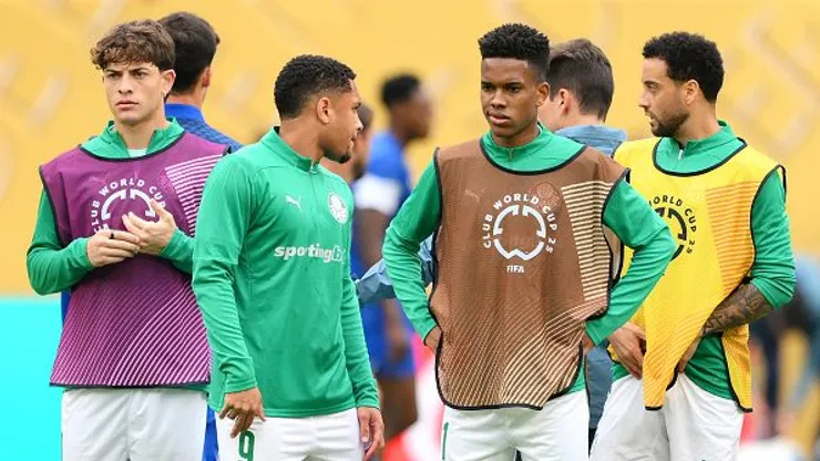 Equipe do Palmeiras durante aquecimento minutos antes da partida contra o Porto no Mundial de Clubes 2025, em East Rutherford, Nova Jersey.