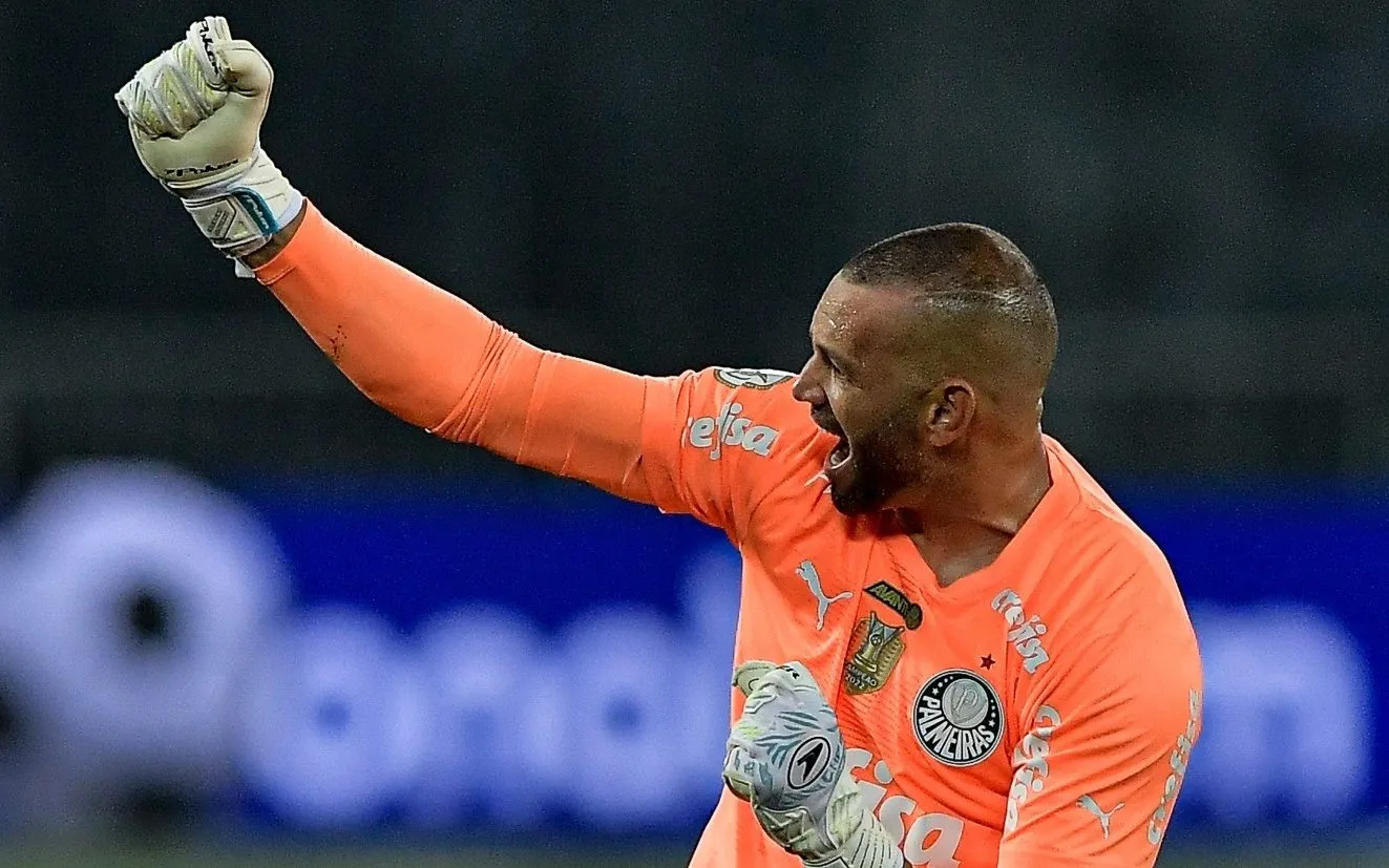 Wevertão paredão do Palmeiras comemora suas defesas seguras diante do Porto na estreia do Mundial. Foto: Thiago Ribeiro/AGIF