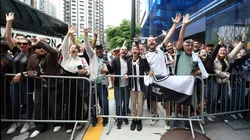 Além de agitar as redes sociais, a torcida do Botafogo recepcionou os jogadores no desembarque deste domingo (15), em Seatle para o duelo de estreia contra o Seattle Sounders no Mundial