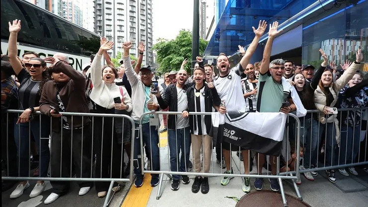 Além de agitar as redes sociais, a torcida do Botafogo recepcionou os jogadores no desembarque deste domingo (15), em Seatle para o duelo de estreia contra o Seattle Sounders no Mundial