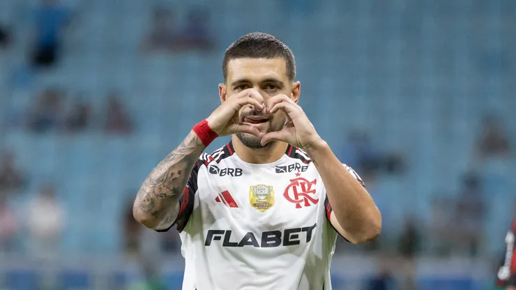 Giogian De Arrascaeta jogador do Flamengo comemora seu gol durante partida contra o Gremio no estadio Arena do Gremio pelo campeonato Brasileiro A 2025. Foto: Liamara Polli/AGIF