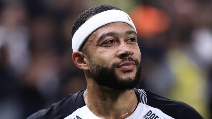 Depay durante partida pelo Timão.