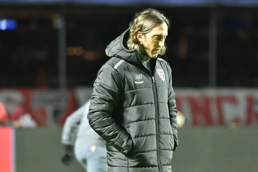 SP – SAO PAULO – 12/06/2025 – BRASILEIRO A 2025, SAO PAULO X VASCO – Zubeldia tecnico do Sao Paulo durante partida contra o Vasco no estadio Morumbi pelo campeonato Brasileiro A 2025. Foto: Jota Erre/AGIF