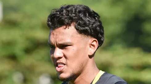 Gabriel Veron durante treino no CT Rei Pelé.