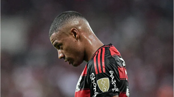 RJ - RIO DE JANEIRO - 09/04/2025 - COPA LIBERTADORES 2025, FLAMENGO X CORDOBA - De la Cruz jogador do Flamengo durante partida contra o Cordoba no estadio Maracana pelo campeonato Copa Libertadores 2025.