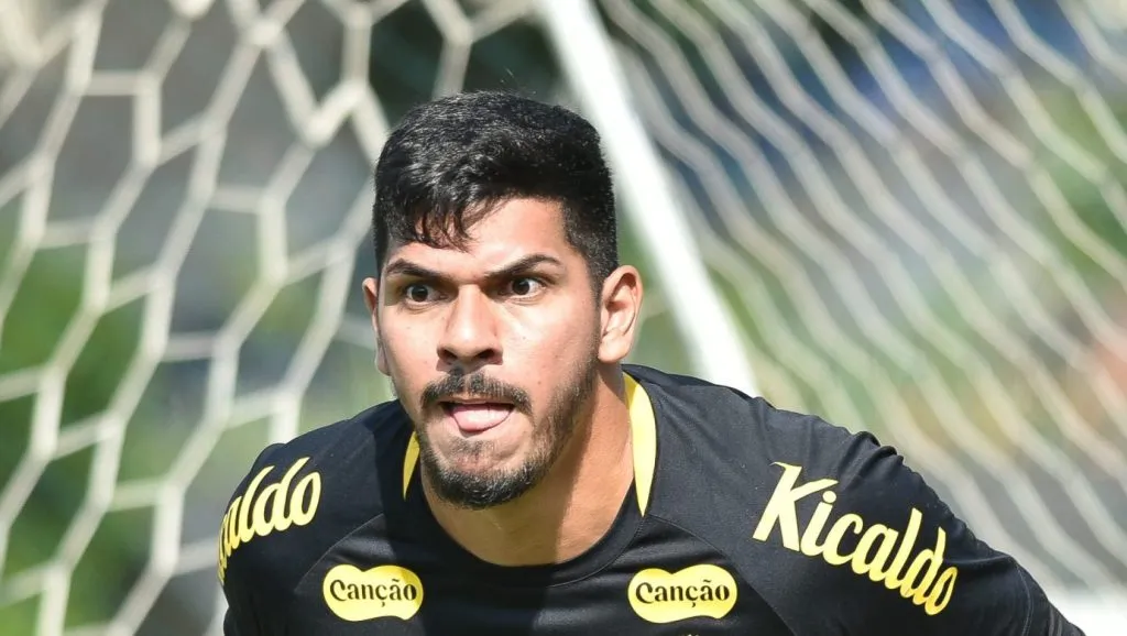 Foto: JOTA ERRE/AGIF – João Paulo é um dos jogadores negociáveis pela diretoria santista.