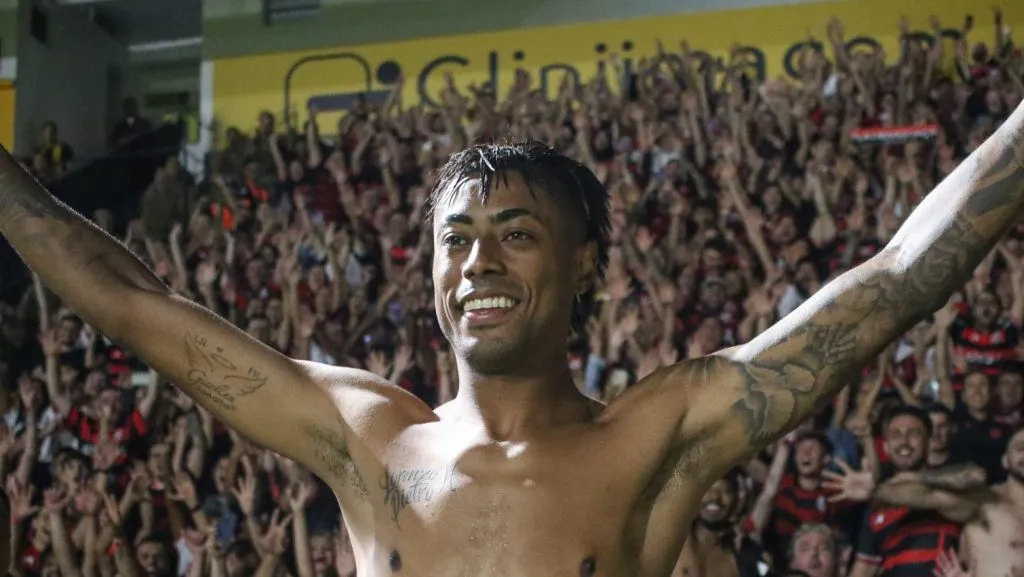 . Foto: Leonardo Hubbe/AGIF – Bruno Henrique e Luiz Araújo forma ataque móvel em estreia do Flamengo contra o Espérance.