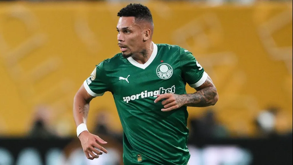 Paulinho, do Palmeiras, em partida contra o Porto