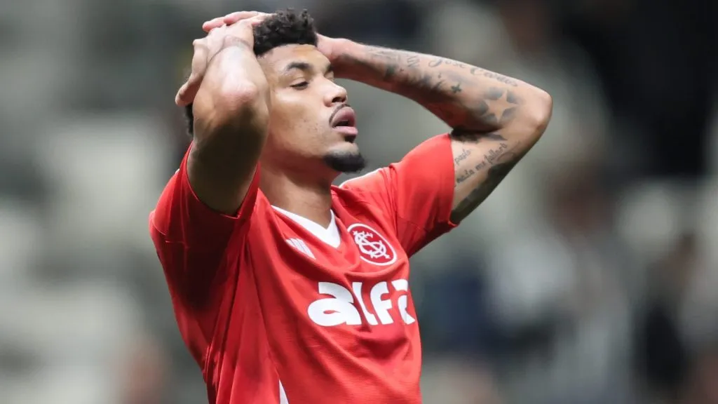 Juninho jogador do Internacional lamenta durante partida contra o Atlético-MG no estádio Arena MRV pelo campeonato Brasileiro A 2025. Foto: Gilson Lobo/AGIF