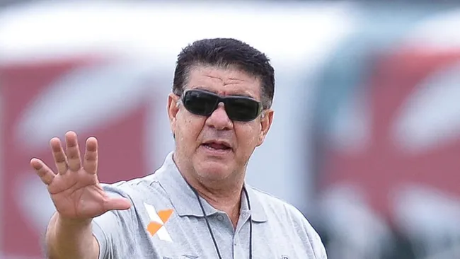 Foto: Pedro Martins/AGIF/Arquivo – Joel Santana comandou o Rubro-Negro em torneio amistoso em 1998.