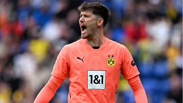 Gregor Kobel, em ação pelo Borussia - Foto: Markus Gilliar/Getty Images)