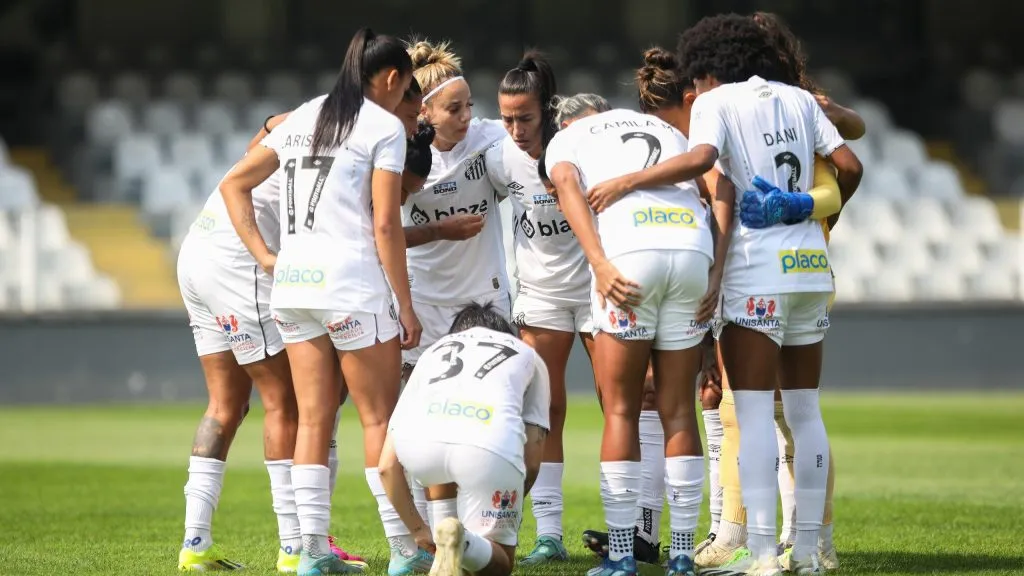 Jogadoras do Santos reunidas antes da partida contra o Botafogo no estádio Vila Belmiro pelo campeonato Brasileiro A Feminino 2024. Foto: Reinaldo Campos/AGIF