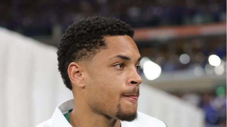Vitor Roque durante partida contra o Cruzeiro no Mineirão.