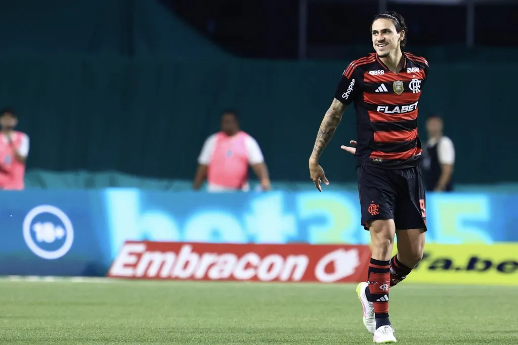 SP – SAO PAULO – 25/05/2025 – BRASILEIRO A 2025, PALMEIRAS X FLAMENGO – Pedro jogador do Flamengo comemora vitoria ao final da partida contra o Palmeiras no estadio Arena Allianz Parque pelo campeonato Brasileiro A 2025. Foto: Marcello Zambrana/AGIF