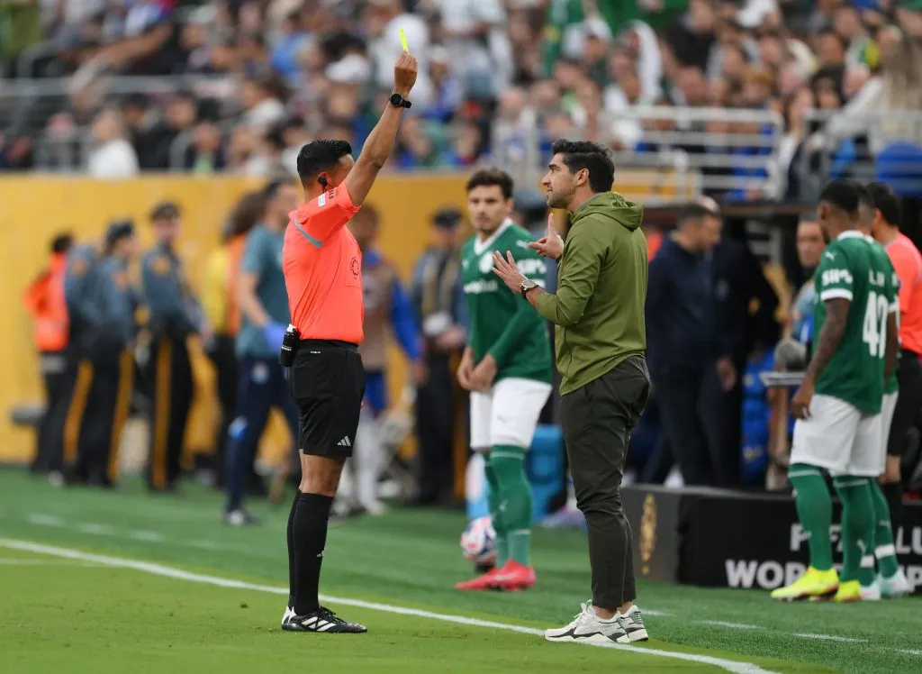 Abel Ferreira levou cartão amarelo contra Porto e Palmeiras está atrás de Al-Ahly e Porto no Grupo A do Mundial – Foto: David Ramos/Getty Images)