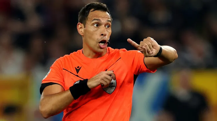 Árbitro Facundo Tello. (Photo by Carl Recine/Getty Images)