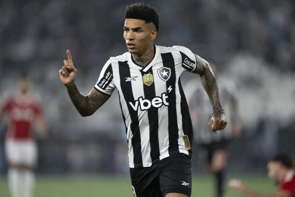 RJ – RIO DE JANEIRO – 11/05/2025 – BRASILEIRO A 2025, BOTAFOGO X INTERNACIONAL – Igor Jesus jogador do Botafogo comemora seu gol durante partida contra o Internacional no estadio Engenhao pelo campeonato Brasileiro A 2025. Foto: Jorge Rodrigues/AGIF