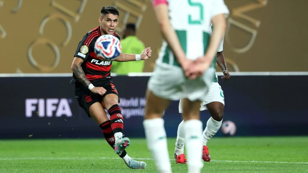 Luiz Araújo finalizando em Flamengo x Espérance. (Photo by Al Bello/Getty Images)