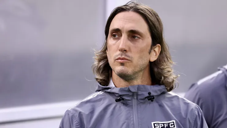 Luis Zubeldia, ex-tecnico do Sao Paulo durante partida contra o Palmeiras no estadio Arena Barueri pelo campeonato Brasileiro A 2025.