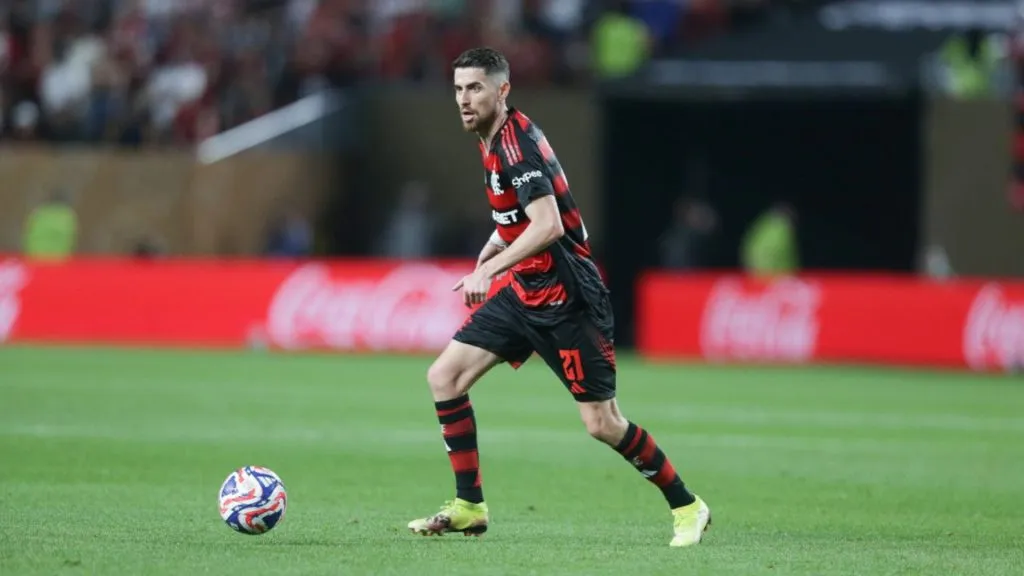 Titular com Filipe Luís, Jorginho teve boa atuação em sua estreia – Foto: Gilvan de Souza/Flamengo