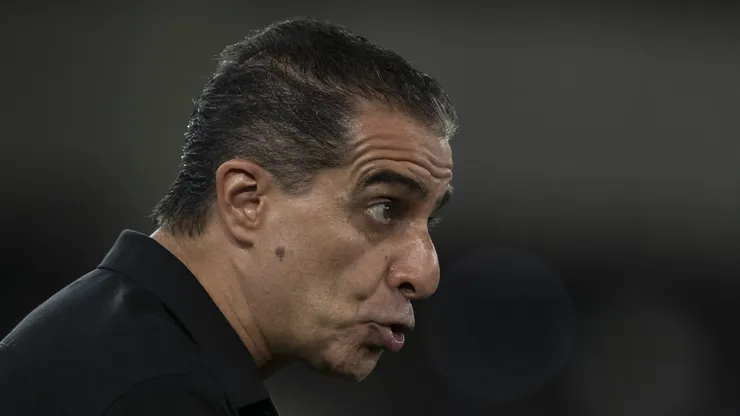 Paiva no comando do Botafogo. Foto: Jorge Rodrigues/AGIF