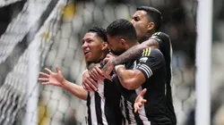 Jogadores celebram gol marcado pelo Atlético-MG contra o Internacional. Foto: Gilson Lobo/AGIF.