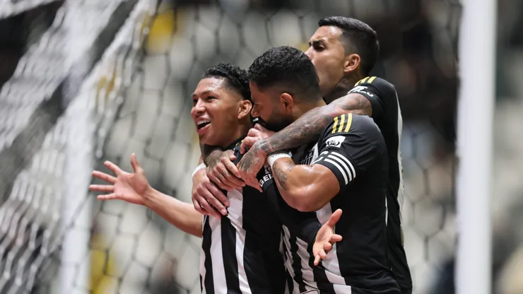 Jogadores celebram gol marcado pelo Atlético-MG contra o Internacional. Foto: Gilson Lobo/AGIF.