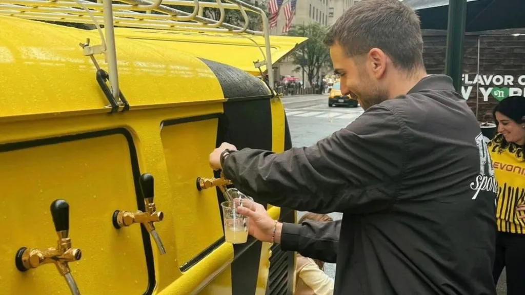 Torcedor do Dortmund celebrando o Mundial nas ruas dos EUA- Foto: Reprodução/Borussia Dortmund