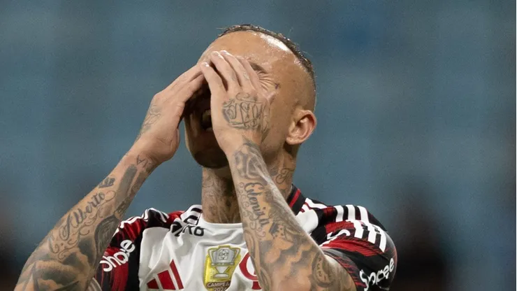 RS - PORTO ALEGRE - 13/04/2025 - BRASILEIRO A 2025, GREMIO X FLAMENGO - Everton Cebolinha jogador do Flamengo lamenta durante partida contra o Gremio no estadio Arena do Gremio pelo campeonato Brasileiro A 2025.