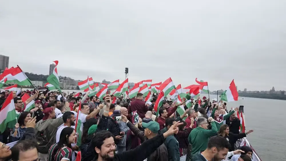Bandeiraço proporcionado pela torcida do Fluminense. Foto: Marcello Neves/ge