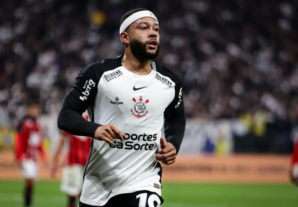 SP – SAO PAULO – 01/06/2025 – BRASILEIRO A 2025, CORINTHIANS X VITORIA – Memphis Depay jogador do Corinthians durante partida contra o Vitoria no estadio Arena Corinthians pelo campeonato Brasileiro A 2025.  Foto: Fabio Giannelli/AGIF