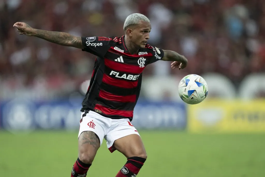 RJ – RIO DE JANEIRO – 28/05/2025 – COPA LIBERTADORES 2025, FLAMENGO X DEPORTIVO TACHIRA – Wesley jogador do Flamengo durante partida contra o Deportivo Tachira no estadio Maracana pelo campeonato Copa Libertadores 2025. Foto: Jorge Rodrigues/AGIF