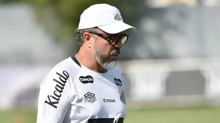 Cleber Xavier não quis agregar três três que voltaram de empréstimo Foto: JOTA ERRE/AGIF