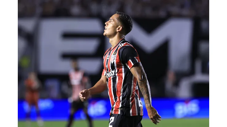 SP - SANTOS - 01/02/2025 - PAULISTA 2025, SANTOS X SAO PAULO - Igor Vinicius jogador do Sao Paulo durante partida contra o Santos no estadio Vila Belmiro pelo campeonato Paulista 2025. Foto: Marcello Zambrana/AGIF