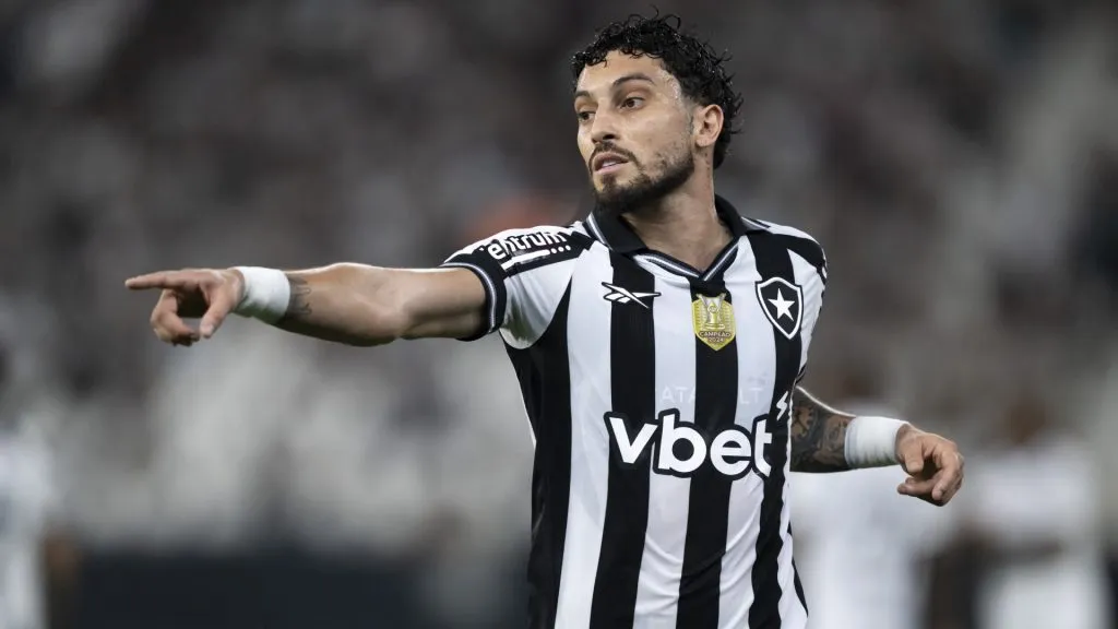 Alex Telles em ação pelo Botafogo no Brasileirão Betano – Foto: Jorge Rodrigues/AGIF