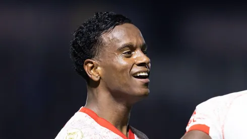 Helinho comemorando gol pelo Bragantino.