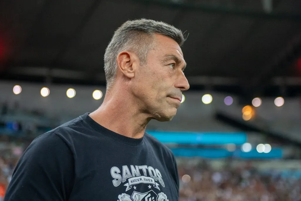 RJ – RIO DE JANEIRO – 13/04/2025 – BRASILEIRO A 2025, FLUMINENSE X SANTOS – Pedro Caixinha tecnico do Santos durante partida contra o Fluminense no estadio Maracana pelo campeonato Brasileiro A 2025. Foto: Thiago Ribeiro/AGIF