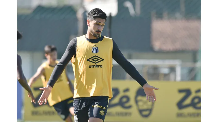 SP - SANTOS - 15/05/2025 - SANTOS, TREINO - Joao Basso jogador do Santos durante treino no Centro de Treinamento CT Rei Pele. Foto: Jota Erre/AGIF
