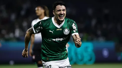 SP - BARUERI - 12/04/2025 - BRASILEIRO A 2025, PALMEIRAS X CORINTHIANS - Joaquin Piquerez jogador do Palmeiras comemora seu gol durante partida contra o Corinthians no estadio Arena Barueri pelo campeonato Brasileiro A 2025. Foto: Fabio Giannelli/AGIF