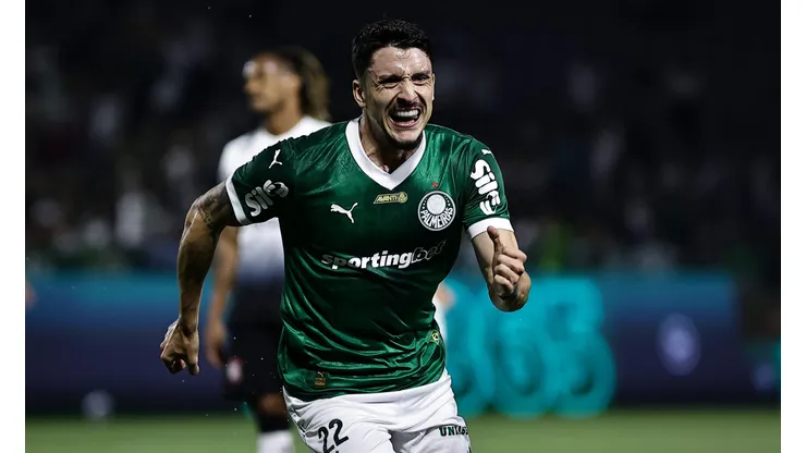 SP - BARUERI - 12/04/2025 - BRASILEIRO A 2025, PALMEIRAS X CORINTHIANS - Joaquin Piquerez jogador do Palmeiras comemora seu gol durante partida contra o Corinthians no estadio Arena Barueri pelo campeonato Brasileiro A 2025. Foto: Fabio Giannelli/AGIF