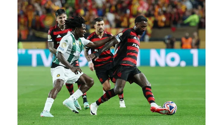 PHILADELPHIA, PENNSYLVANIA - JUNE 16: Gerson #8 of CR Flamengo is challenged by Onuche Ogbelu #14 of Esperance De Tunisie during the FIFA Club World Cup 2025 group D match between CR Flamengo and Esperance de Tunis at Lincoln Financial Field on June 16, 2025 in Philadelphia, Pennsylvania. (Photo by Al Bello/Getty Images)