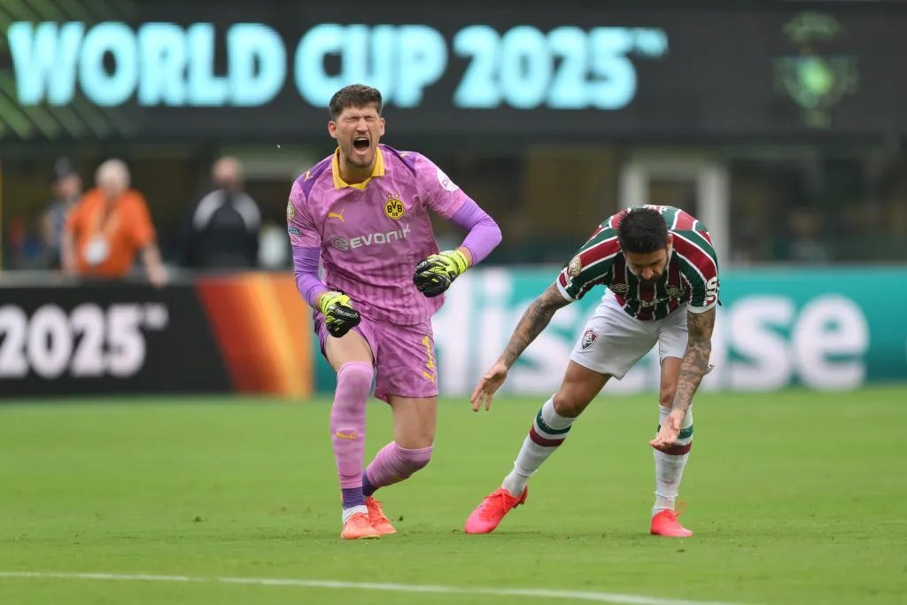 EAST RUTHERFORD, NEW JERSEY – JUNE 17: Gregor Kobel #1 of Borussia Dortmund collides with Everaldo Stum #9 of Fluminense FC during the FIFA Club World Cup 2025 group F match between Fluminense FC and Borussia Dortmund at MetLife Stadium on June 17, 2025 in East Rutherford, New Jersey. (Photo by David Ramos/Getty Images)