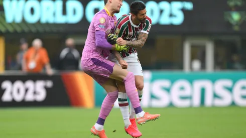 EAST RUTHERFORD, NEW JERSEY - JUNE 17: Gregor Kobel #1 of Borussia Dortmund collides with Everaldo Stum #9 of Fluminense FC during the FIFA Club World Cup 2025 group F match between Fluminense FC and Borussia Dortmund at MetLife Stadium on June 17, 2025 in East Rutherford, New Jersey. (Photo by David Ramos/Getty Images)