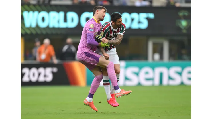 EAST RUTHERFORD, NEW JERSEY - JUNE 17: Gregor Kobel #1 of Borussia Dortmund collides with Everaldo Stum #9 of Fluminense FC during the FIFA Club World Cup 2025 group F match between Fluminense FC and Borussia Dortmund at MetLife Stadium on June 17, 2025 in East Rutherford, New Jersey. (Photo by David Ramos/Getty Images)