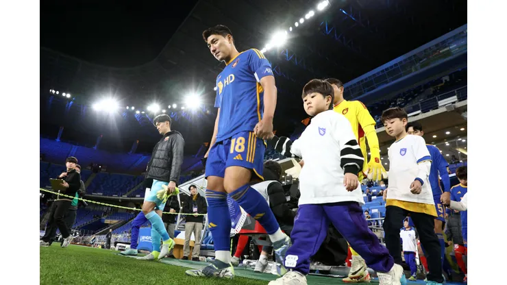 ULSAN, SOUTH KOREA - NOVEMBER 26: Captain Joo Minkyu of Ulsan HD leads the team entering the pitch prior to the AFC Champions League Elite East Region match between Ulsan HD and Shanghai Port at Ulsan Munsu Football Stadium on November 26, 2024 in Ulsan, South Korea. (Photo by Chung Sung-Jun/Getty Images)