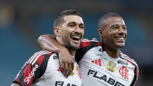 Giogian De Arrascaeta jogador do Flamengo comemora seu gol com jogador da sua equipe durante partida contra o Gremio no estadio Arena do Gremio pelo campeonato Brasileiro A 2025. Foto: Liamara Polli/AGIF