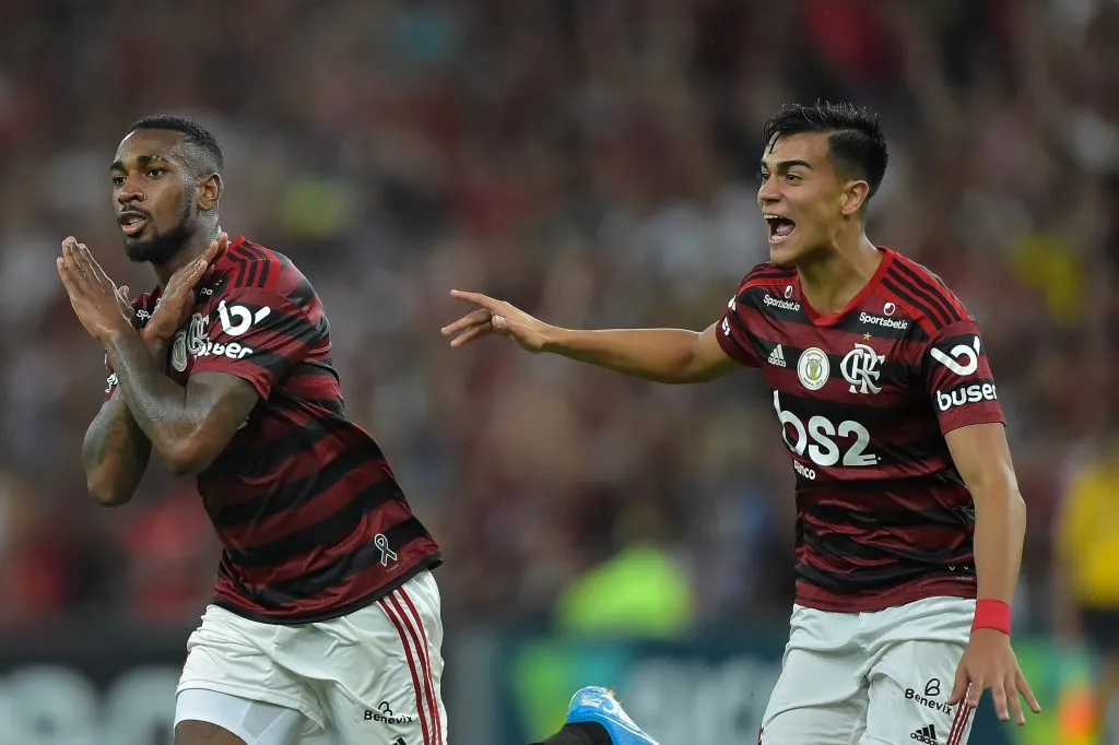 Reinier e Gerson durante jogo do Flamengo. Foto: Thiago Ribeiro/AGIF