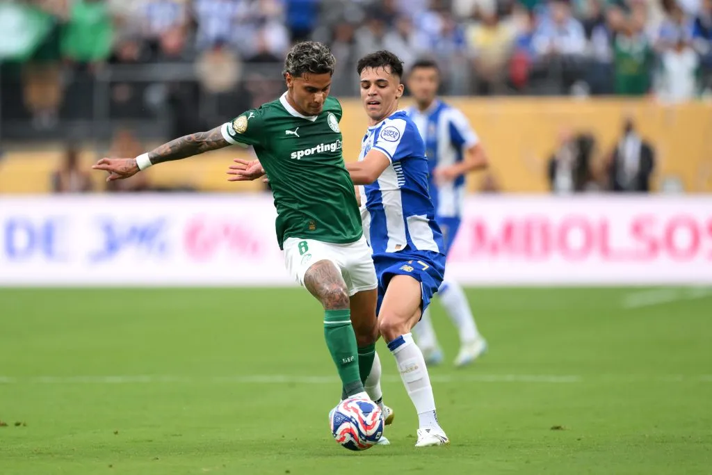 Richard Ríos em ação pelo Palmeiras durante partida contra o Porto no Mundial de Clubes. (Photo by David Ramos/Getty Images)